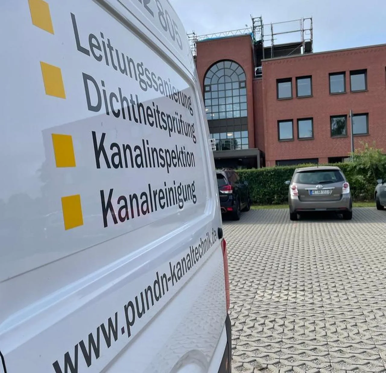 Seitenbeschriftung eines P&N-Fahrzeugs mit dem Leistungsangebot des Partnerbetriebs