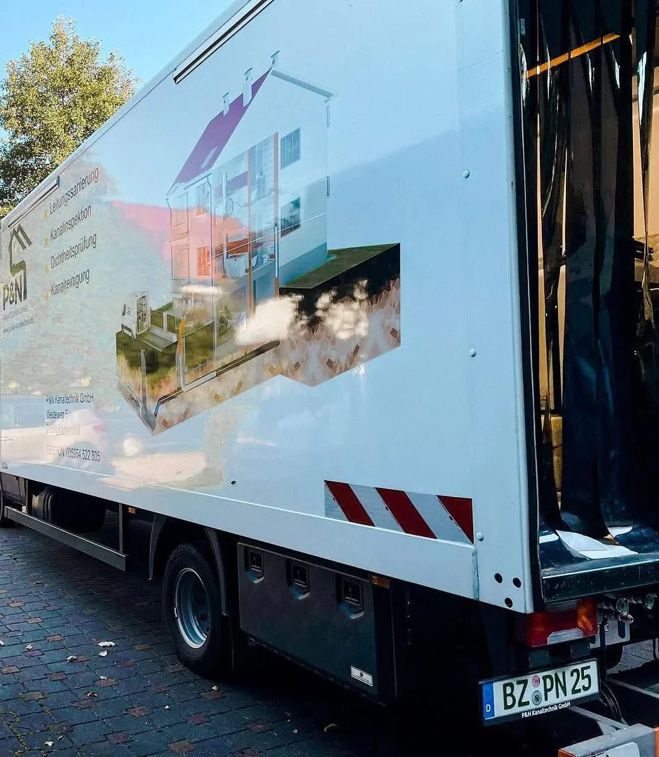 Lkw der P&N Kanaltechnik GmbH für einen Einsatz in einer Hofeinfahrt