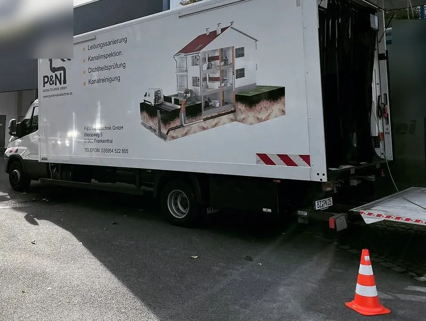 Geöffneter Arbeitsraum eines P&N-Einsatzfahrzeugs mit Geräten für Leitungsprüfung und Sanierung